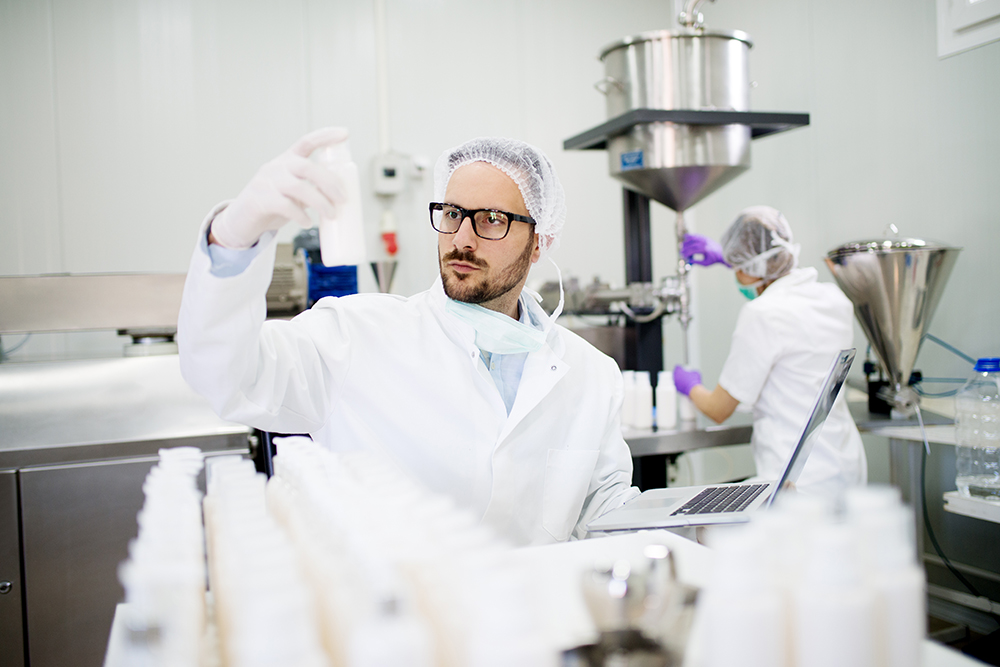 Persona trabajando en un laboratorio de investigación